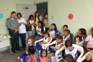 diretor-geral-com-criancas